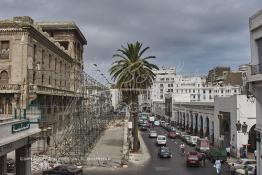 Image du Maroc Professionnelle de  Le boulevard Mohammed V (ex la gare). A droite le marché central de Casablanca figé depuis les années 30, il dispose de 3 entrées faisant face à l'hôtel Lincoln (immeuble Bossonneau) un des premiers bâtiment de 4 niveaux du boulevard de la gare (actuel boulevard Mohammed V) est abandonné aux intempéries depuis plusieurs années, un échafaudage est en cours d'installation contre la façade. Petit à petit L’hôtel Lincoln quitte ce monde. Construit par des matériaux poreux et sans étanchéité au début du 20e siècle. Déjà en 1989 suite aux accidents qui ont causé des morts et plusieurs blessés, le bâtiment a été vidé avec cessation de toute activités des commerces et cafés, Lundi 6 Juillet 2009. (Photo / Abdeljalil Bounhar) 